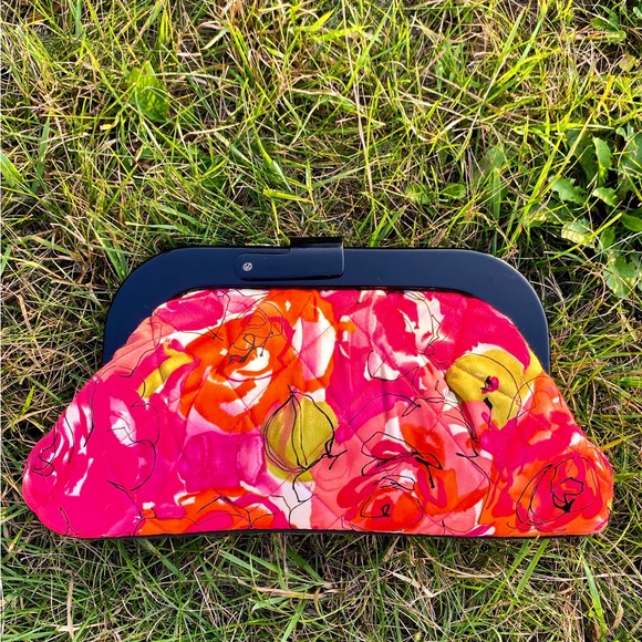 ♦️LIMITED EDITION♦️VERA BRADLEY VINTAGE ROSE 🌹 MILLIE QUILTED SILK CLUTCH - Picture 7 of 10